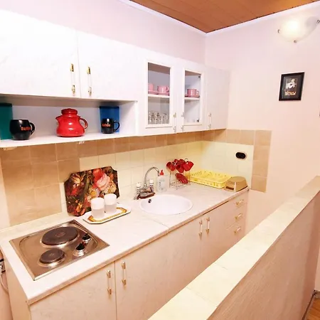 Veli Iz, Iz - 6253 * Mali Iž