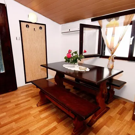 Veli Iz, Iz - 6253 Apartman *